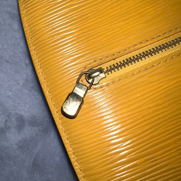 Authentic Louis Vuitton Mabillon Backpack Epi Leather - Picture 6 of 10